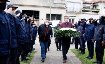 Imagen de la nota: Bomberos: izaron la bandera y colocaron una palma