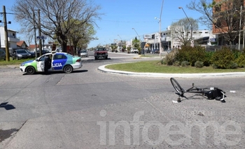 Imagen de la nota: Chocó una moto y una bicicleta en una rotonda