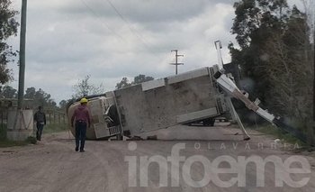 Impactante: el viento volcó una grúa de Coopelectric Imagen de la nota: Impactante: el viento volcó una grúa de Coopelectric
