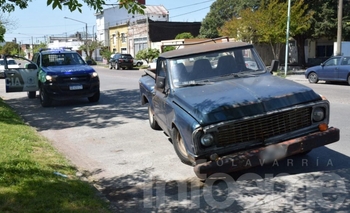 Imagen de la nota: Se le cortó la dirección, chocó a un auto y se fue