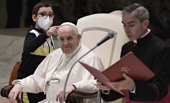Imagen de la nota: El Papa recibió a un niño que le quiso sacar el solideo