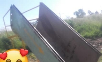 Imagen de la nota: Un vecino está haciendo una plaza de juegos para chicos