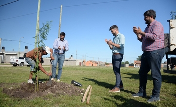 Imagen de la nota: Vecinos de Pickelado plantaron árboles junto al Intendente