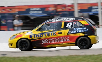Santiago Tambucci se llevó una de las series del Turismo Pista Imagen de la nota: Santiago Tambucci se llevó una de las series del Turismo Pista