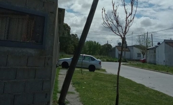 Reclaman por un poste a punto de caer Imagen de la nota: Reclaman por un poste a punto de caer