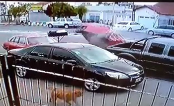 Imagen de la nota: El momento en el que un auto esquivó a un ciclista y volcó