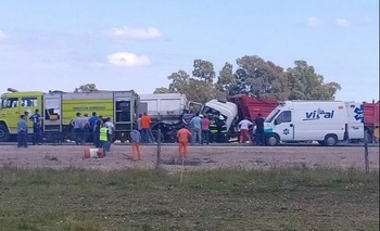 Chocaron dos camiones: un conductor quedó atrapado Imagen de la nota: Chocaron dos camiones: un conductor quedó atrapado
