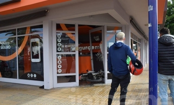 Imagen de la nota: Esquivó un vehículo y se incrustó contra la vidriera 