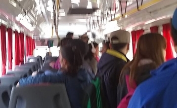 Reclamo por un colectivo desbordado en Loma Negra Imagen de la nota: Reclamo por un colectivo desbordado en Loma Negra