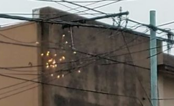 Imagen de la nota: Video: vecinos en alerta por un cable en cortocircuito