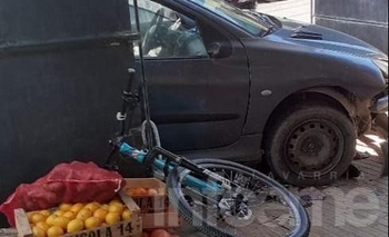 Imagen de la nota: Insólito: perdió el control de su auto y se metió dentro de una frutería
