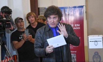 Imagen de la nota: Javier Milei votó rodeado de una multitud en el día de su cumpleaños