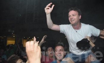 Imagen de la nota: Recuento de votos: festejos, cantos y aplausos en el búnker de Wesner