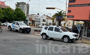 Imagen de la nota: Un motomandados chocó con una camioneta y terminó en el hospital