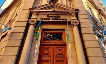 Imagen de la nota: Escándalo en Bahía Blanca: un concejal acusó a pares de robarle y la Policía allanó el HCD