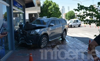 Imagen de la nota: Impactante choque en Colón terminó con una camioneta dentro de una heladería