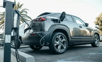 Imagen de la nota: Abren otra convocatoria para que ingresen 50.000 autos eléctricos e híbridos