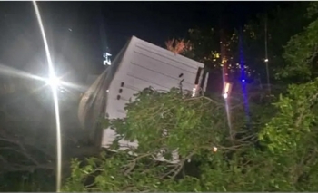 Imagen de la nota: Chivilcoy: un camionero murió al volcar su vehículo cargado de soja sobre la Ruta 5