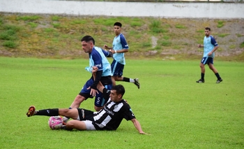 A pesar de la lluvia, se jugó la fecha del Torneo Oficial  Imagen de la nota: A pesar de la lluvia, se jugó la fecha del Torneo Oficial