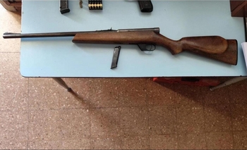Imagen de la nota: Allanamiento derivó en el secuestro de una carabina y un octogenario imputado