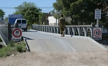 Imagen de la nota: Milei le cobra a Bahía Blanca por los puentes que pusieron tras el temporal