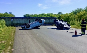 Imagen de la nota: Volcó un camión cargado de automóviles: la Ruta 51 quedó totalmente cortada
