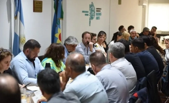 Imagen de la nota: Estatales bonaerenses piden que Axel Kicillof reabra la paritaria salarial