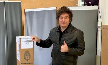 Imagen de la nota: Elecciones 2025: Javier Milei votó en la UTN y esquivó a la prensa