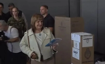 Imagen de la nota: Elecciones 2025: Patricia Bullrich dobló mal la Boleta Única de Papel y dejó una perlita