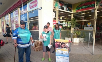 Imagen de la nota: Recolectaron alimentos en puertas de hipermercados