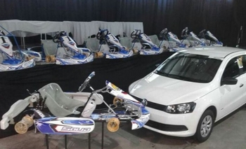 Imagen de la nota: Se entregan los premios a los campeones