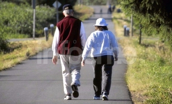 Imagen de la nota: Los adultos mayores deberán esperar para la caminata