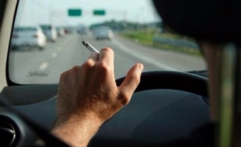 Quieren multar a quienes fuman mientras conducen Imagen de la nota: Quieren multar a quienes fuman mientras conducen