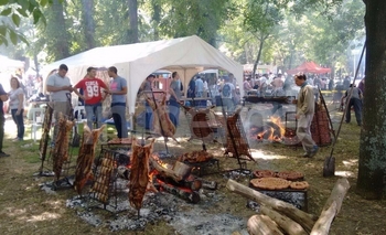 Imagen de la nota: Últimos preparativos para el “Aplauso al Asador”