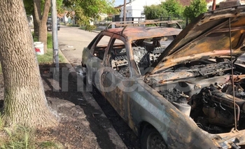 Imagen de la nota: Pérdidas totales tras el incendio de un auto 