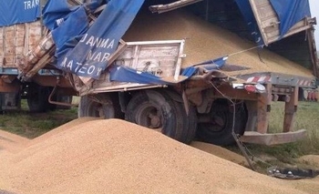 Ruta 3: chocaron dos camiones y uno perdió parte de su carga Imagen de la nota: Ruta 3: chocaron dos camiones y uno perdió parte de su carga