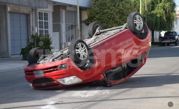 Una mujer herida en choque y vuelco en barrio San Vicente  Imagen de la nota: Una mujer herida en choque y vuelco en barrio San Vicente