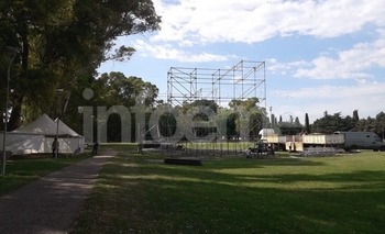 Imagen de la nota: Comenzó el armado del escenario en el Parque Eseverri