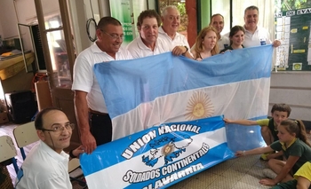 Soldados continentales entregaron una nueva bandera nacional Imagen de la nota: Soldados continentales entregaron una nueva bandera nacional