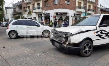 Fuerte choque entre dos autos en Microcentro Imagen de la nota: Fuerte choque entre dos autos en Microcentro