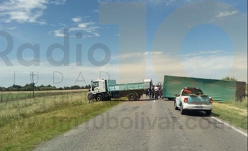 Imagen de la nota: Camionero olavarriense volcó el acoplado en Bolívar 
