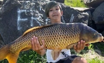 Un niño pescó un pez de 9 kilos en la cantera de Sierra Chica Imagen de la nota: Un niño pescó un pez de 9 kilos en la cantera de Sierra Chica