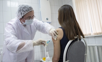 Imagen de la nota: La vacuna rusa será gratuita y se aplicará primero a grupos de riesgo