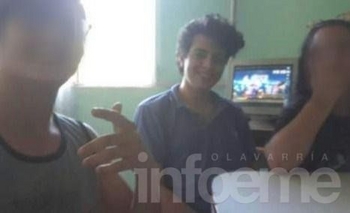 Imagen de la nota: Un joven vende panqueques para pagar su operación