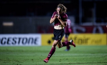 Golazo de De la Vega y Lanús hizo la heroica en el Morumbí Imagen de la nota: Golazo de De la Vega y Lanús hizo la heroica en el Morumbí