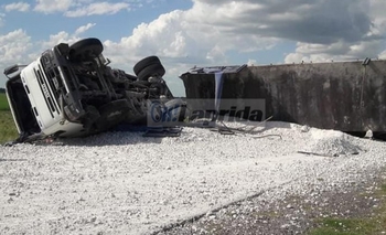 Camionero olavarriense volcó en la ruta y fue hospitalizado Imagen de la nota: Camionero olavarriense volcó en la ruta y fue hospitalizado