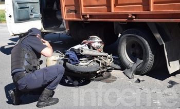 Murió motociclista que había chocado contra un camión Imagen de la nota: Murió motociclista que había chocado contra un camión