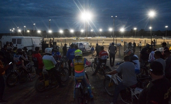 Imagen de la nota: Iluminación artificial en la pista que usan varios locales