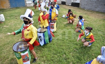 Volvió la murga: barbijos, distancia social y alegría Imagen de la nota: Volvió la murga: barbijos, distancia social y alegría