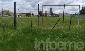 Imagen de la nota: Vecinos cortan el pasto en plazas y baldíos